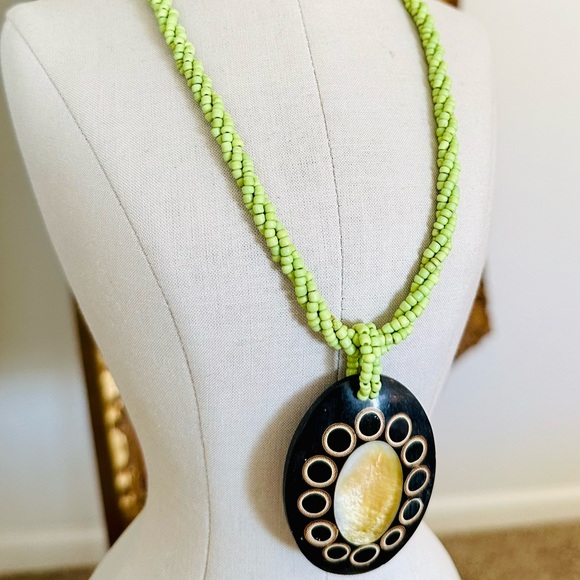 Retro Vintage Green Peruvian Shell Necklace & Earrings - Picture 14 of 17